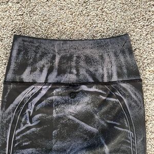 Lulu lemon high waisted tie dye size 2 stretchy leggings.